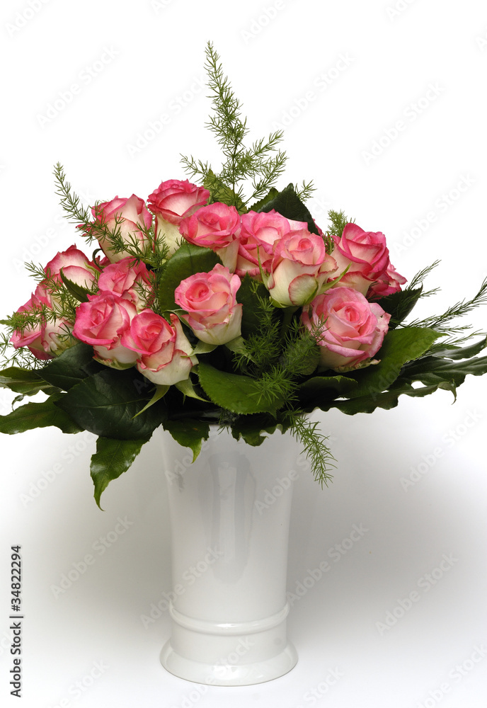 Rot-weisse Rosen in Vase