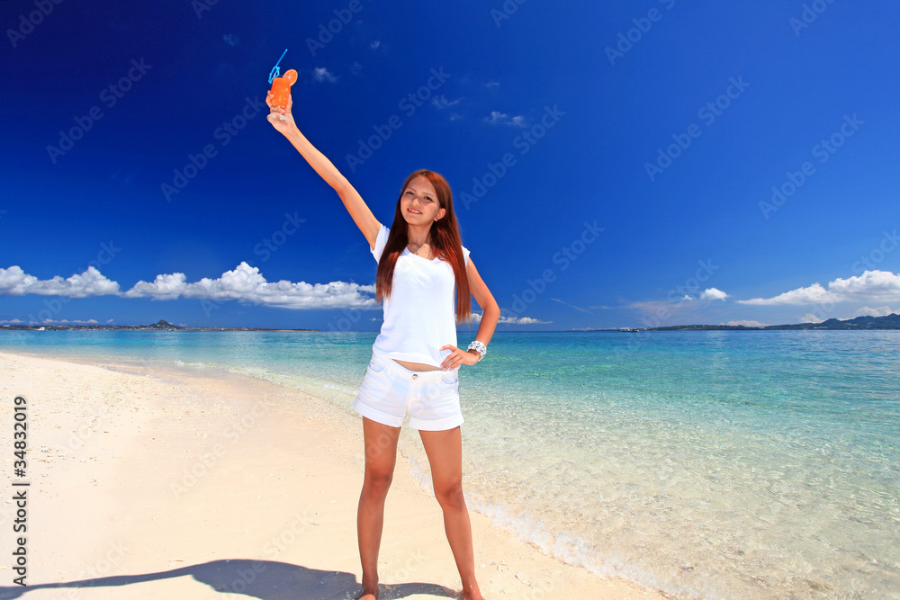 トロピカルジュースを持ちポーズを取る女性