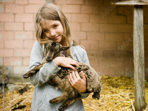 Mädchen mit kleine Ziege photo