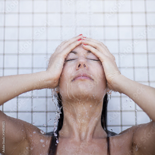 Frau unter der Dusche