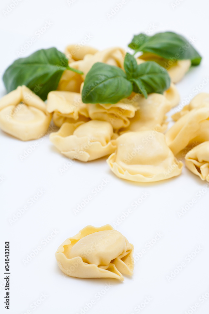 Tortellini, pasta italiana, sobre un fondo blanco