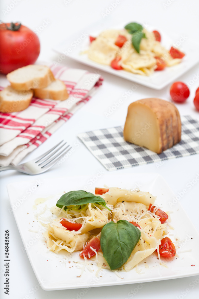 Tortellini, pasta italiana, sobre un fondo blanco Tortellini, pasta italiana, sobre un fondo blanco