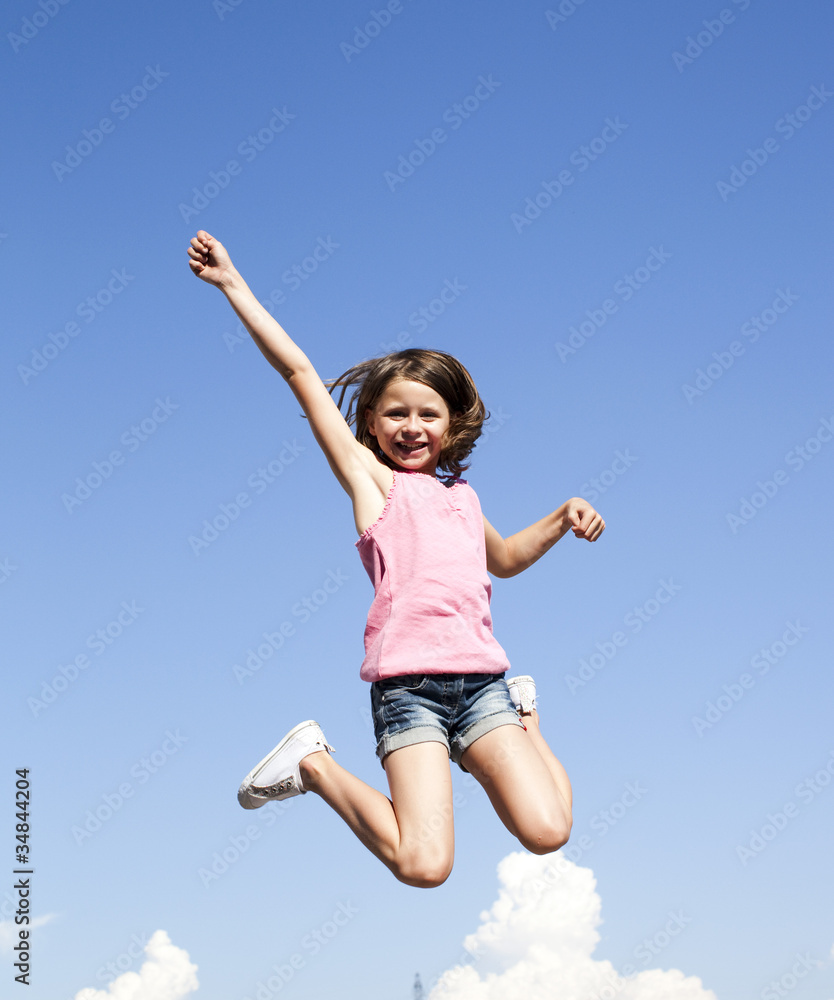 jeune fille dynamique sautant de joie jeune fille dynamique sautant de joie