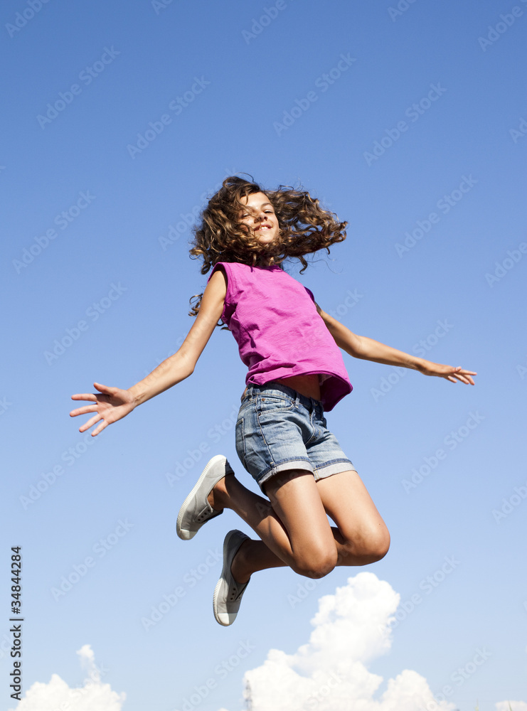 fille sautant sérénité