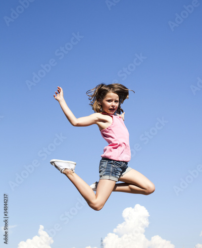 jeune fille sautant