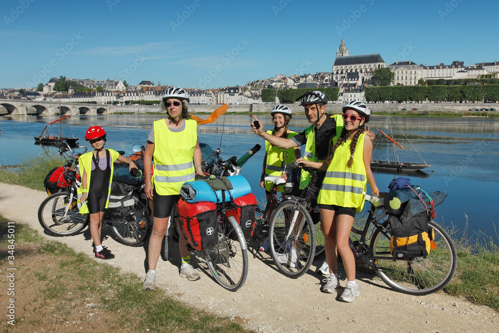 Fototapeta premium Famille en randonnée vélo