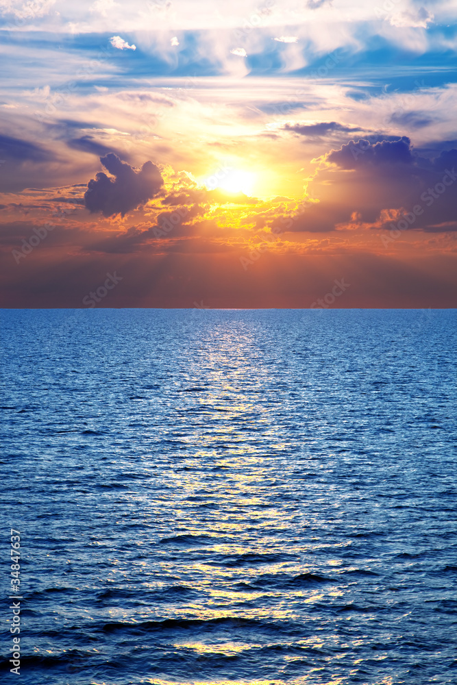Naklejka premium Sea, ocean at colorful sunset