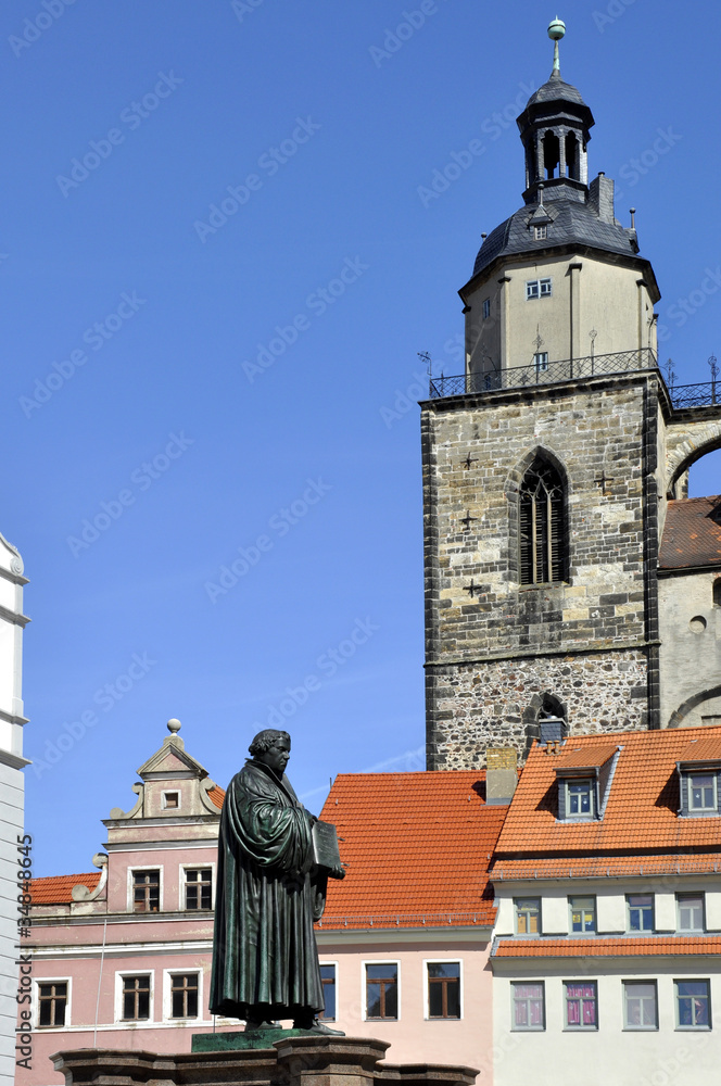 Wittenberg Marktplatz mit Stadtkirche und Luther Denkmal
