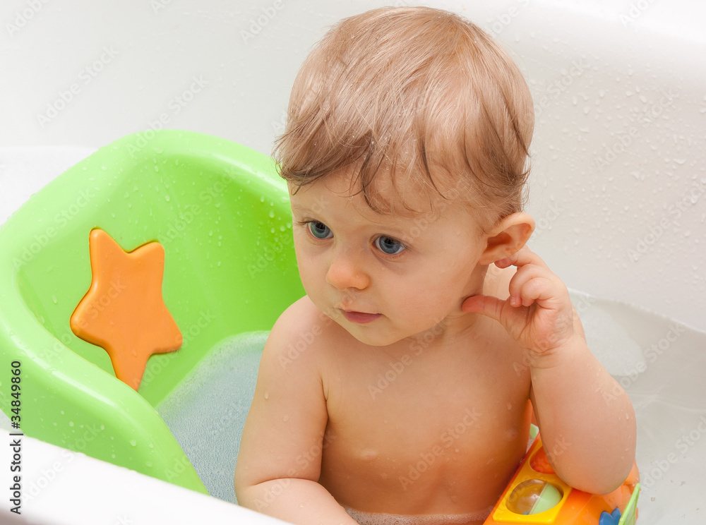 Baby in der Badewanne Baby in der Badewanne
