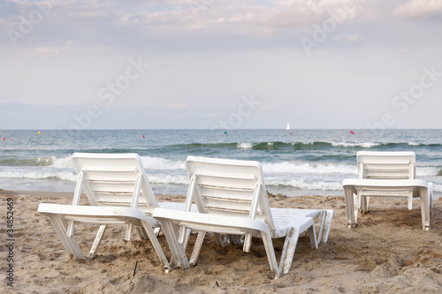 Tumbonas en una playa de Alicante, España