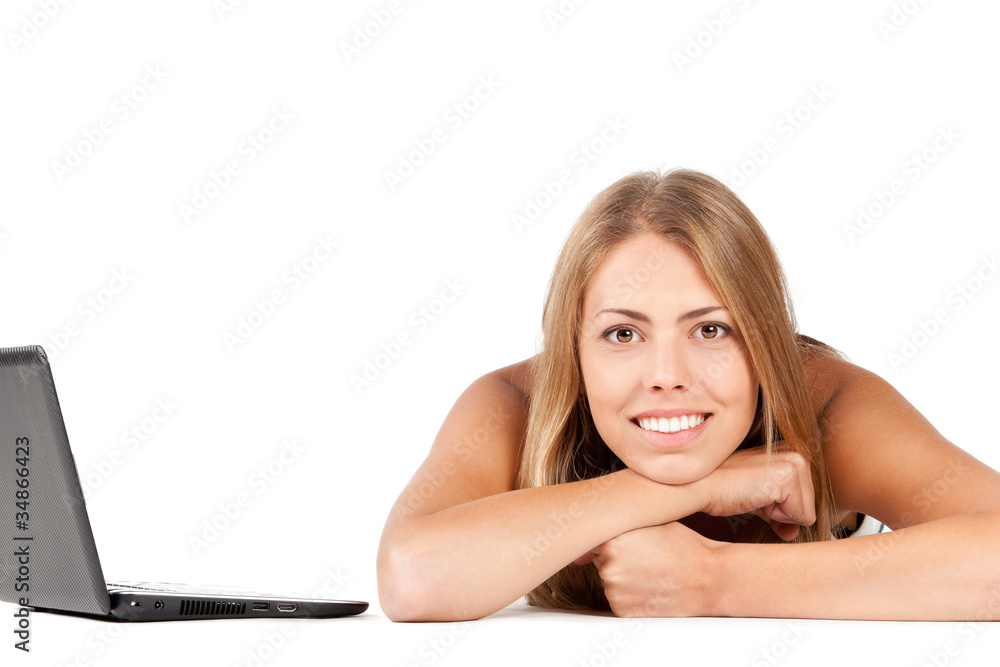 Obraz premium Woman with laptop lying down on the floor