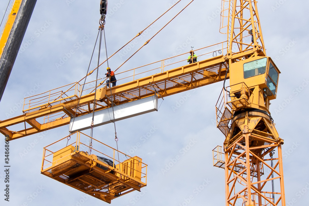 Fotografie Setting up a tower crane.  The hoist winch is installed.