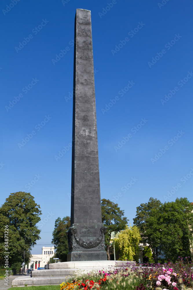Der Obelisk am Karolinenplatz in München