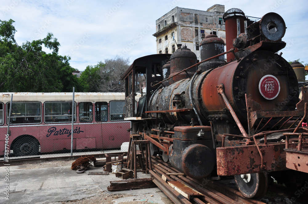 Fototapeta premium vecchio treno per il trasporto di canna da zucchero a cuba