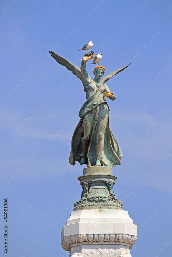 Fototapeta premium Staue auf der Promenade des Anglais in Nizza