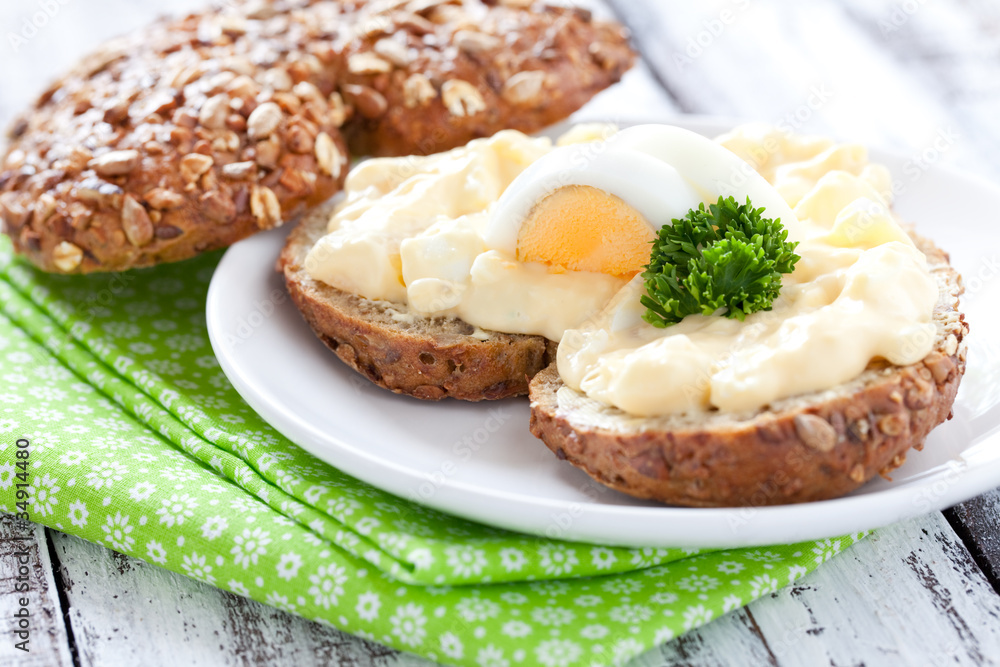 frisches Brötchen mit Eiersalat frisches Brötchen mit Eiersalat