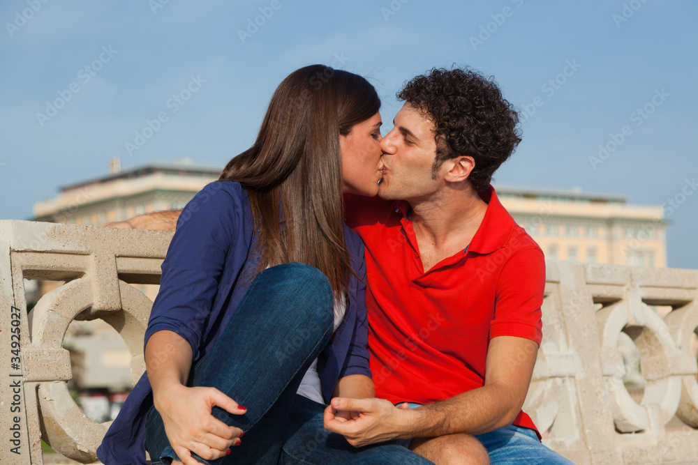 Obraz premium Happy Young Couple Kissing