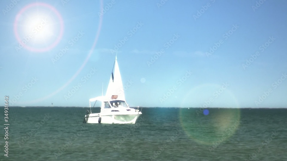 Plaisance à moteur sous le soleil