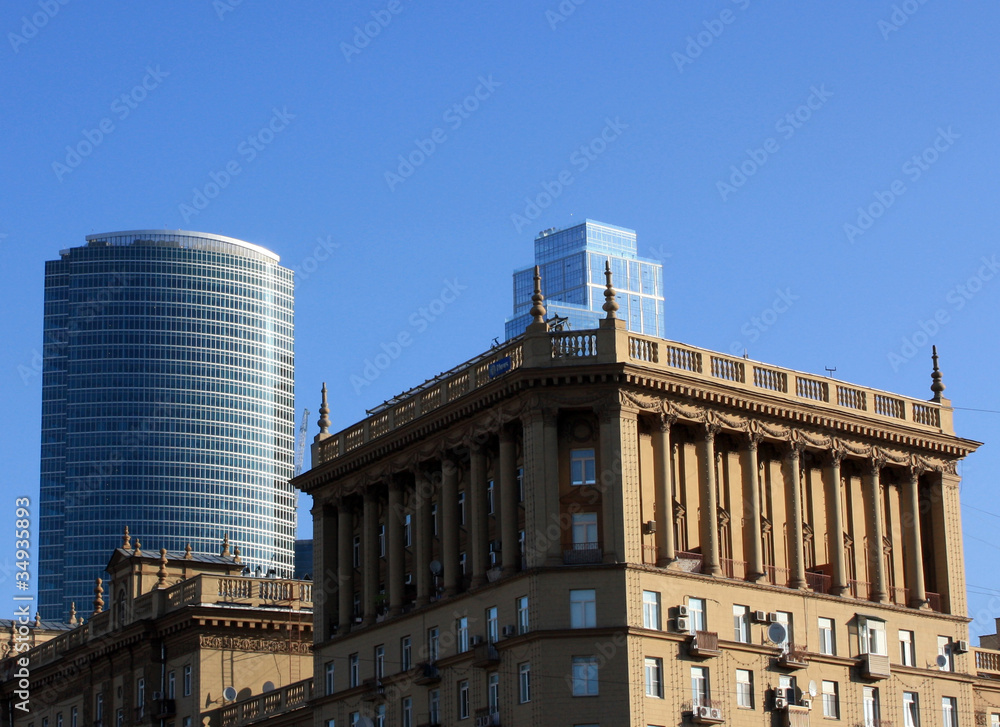 Building on Kutuzov Avenue in Moscow
