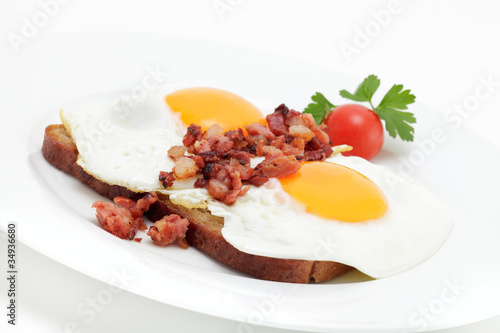 Wallpaper Mural Spiegeleier mit Speckwürfeln auf Graubrot Torontodigital.ca