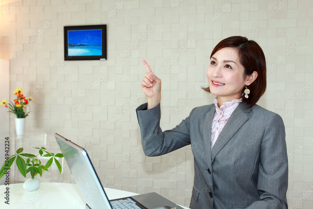 上を見上げるオフィスレディー