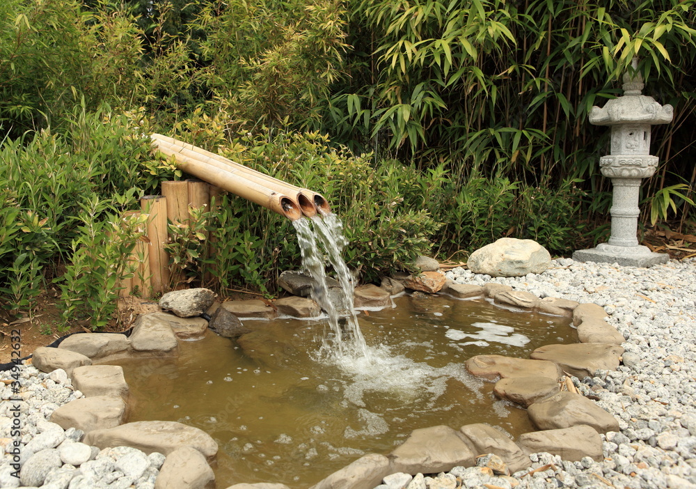 fontaine en bambous sur bassin aquatique de jardin Photos