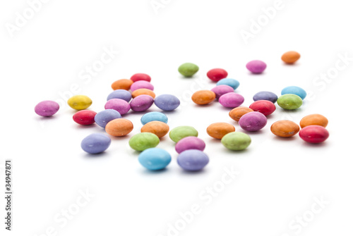 Bunte Schokolinsen freigestellt