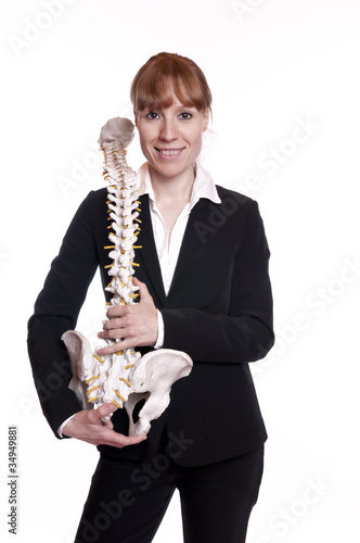 Businessfrau mit Wirbelsäulenmodell