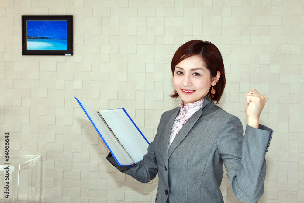 ガッツポーズのオフィスレディー