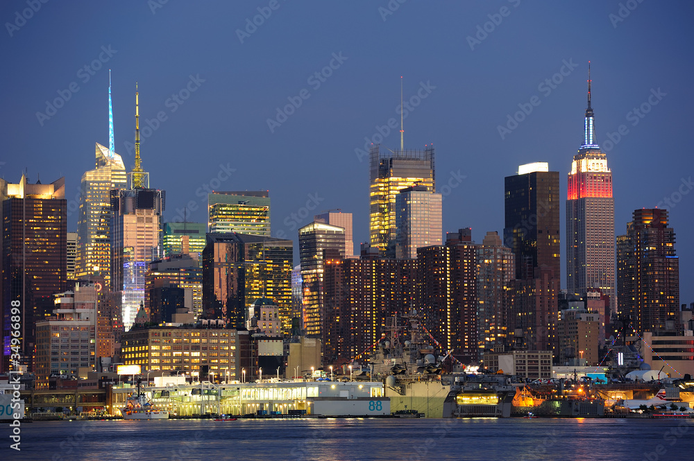 Obraz premium New York City Manhattan midtown skyline at dusk
