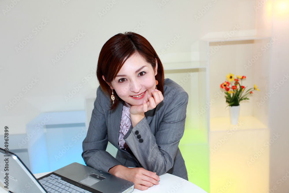 にっこり微笑むオフィスレディー