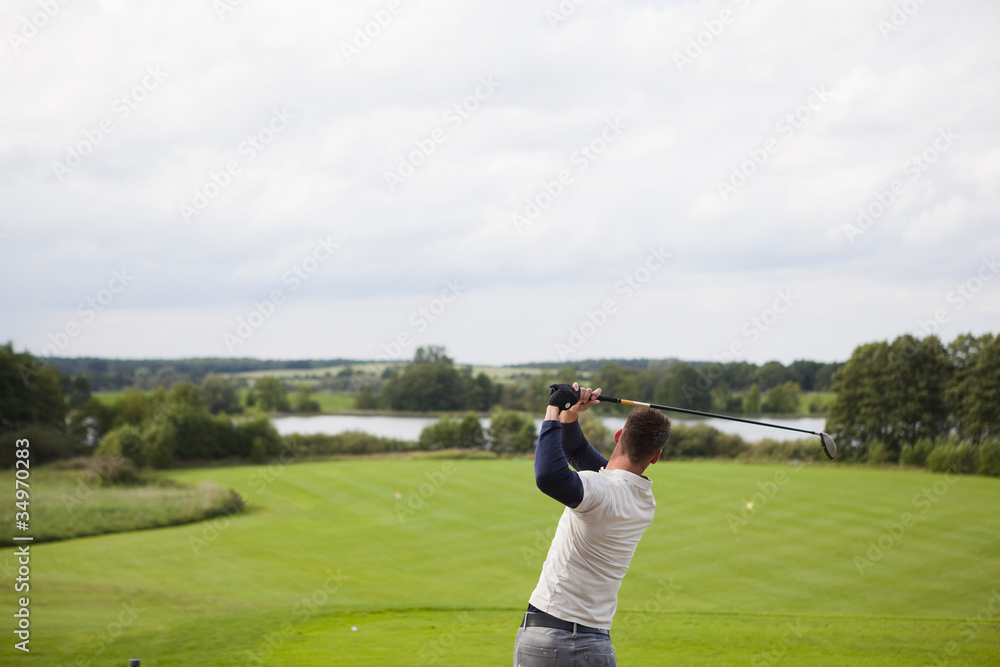 Golfer am Abschlag