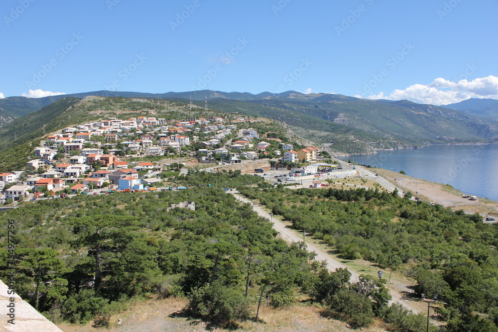 Obraz premium Blick von Nehaj auf Neubaugebiet von Senj