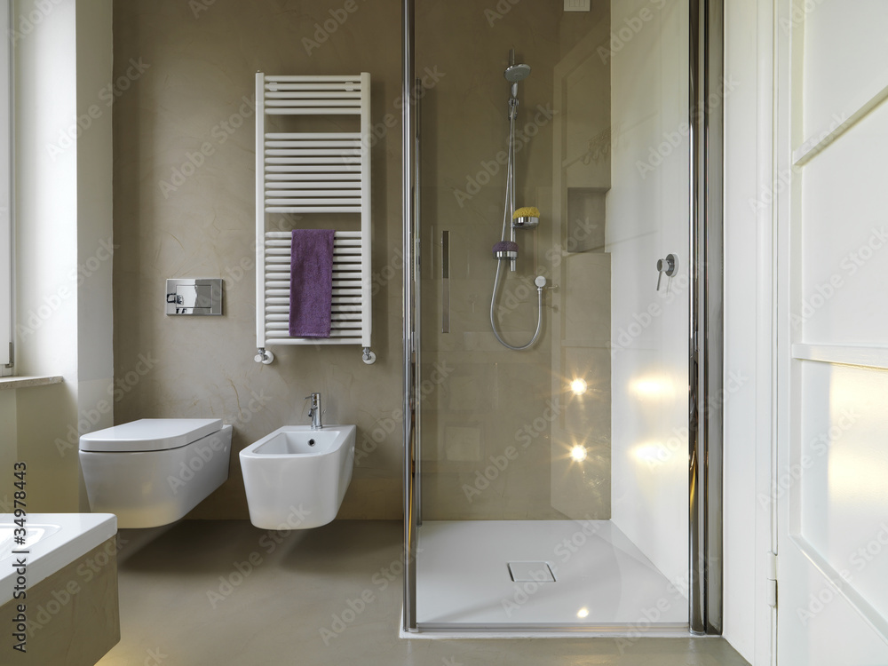 Foto Stock bagno moderno con doccia in muratura e vetro | Adobe Stock