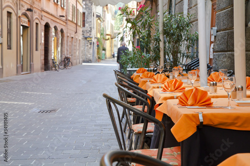 Italienisches Restaurant in einer engen Gasse in Como photo