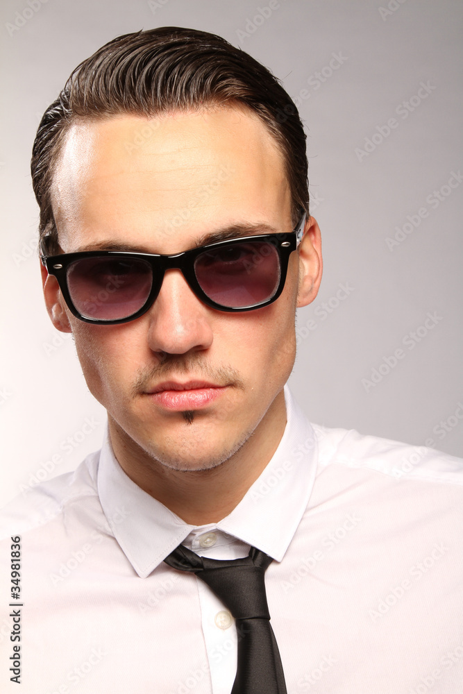 Mann mit Sonnenbrille Mann mit Sonnenbrille