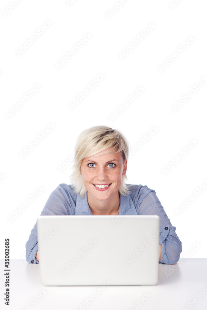 lächelnde blonde frau am notebook lächelnde blonde frau am notebook