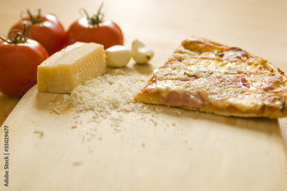 Pizzastück auf Holz Pizzastück auf Holz