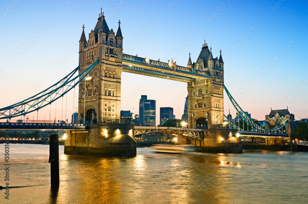 Obraz premium Tower Bridge at night.