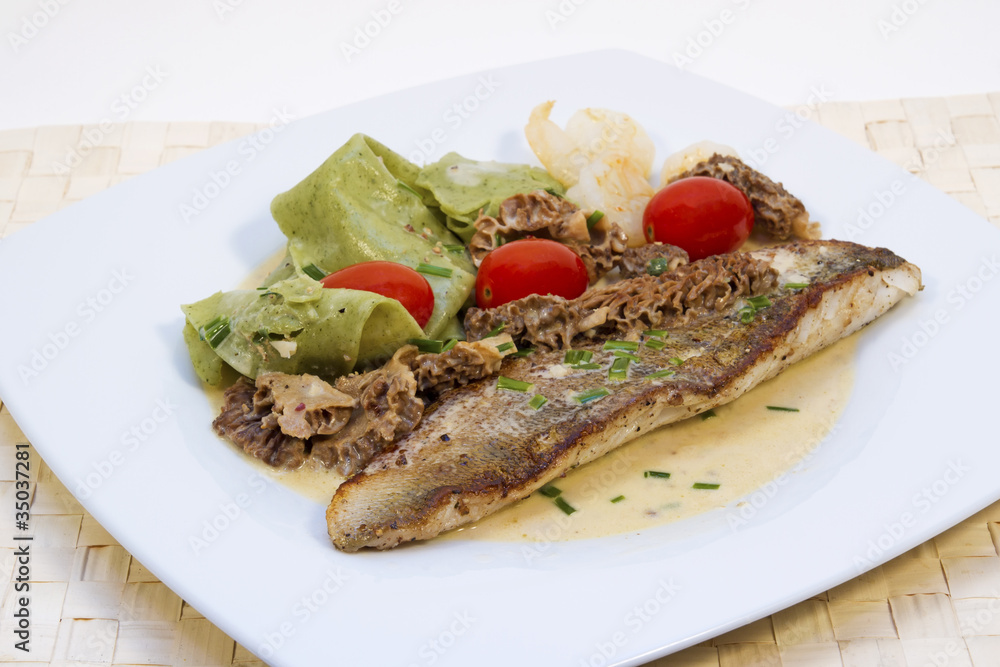 Zanderfilet mit Spinatlasagne und Morcheln Zanderfilet mit Spinatlasagne und Morcheln