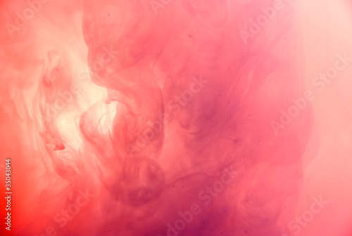 Rosa Farbwolken im Wasser