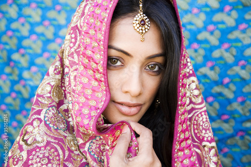 Indian woman in glamorous traditional clothing