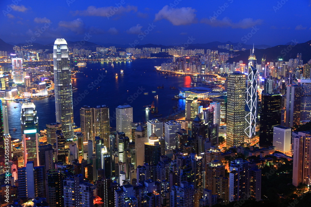Naklejka premium Hong Kong at dusk