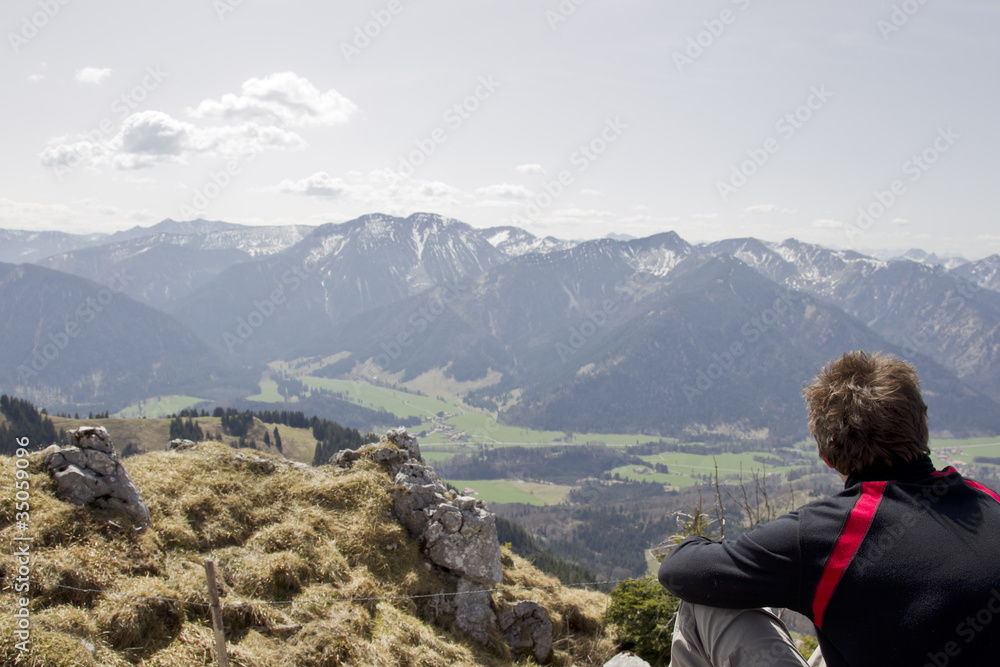 mann in ben bayrischen alpen mann in ben bayrischen alpen