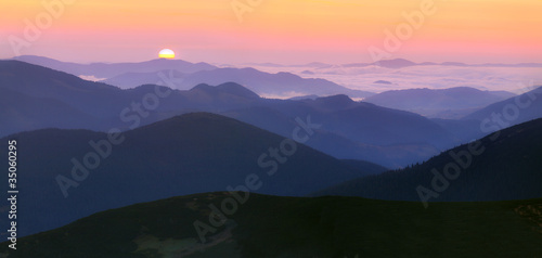 Valokuvatapetti Panorama of the sunrise in the mountains