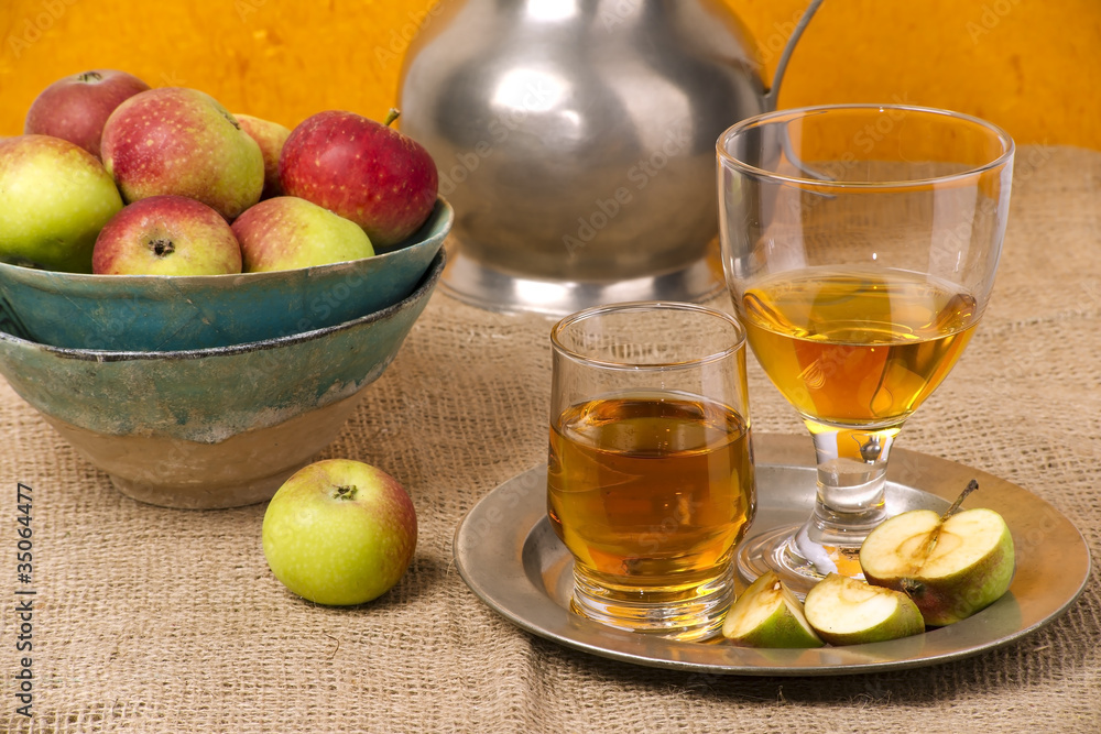 Apfelsaft und Äpfel Apfelsaft und Äpfel