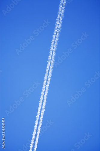 Flugzeug und Kondensstreifen