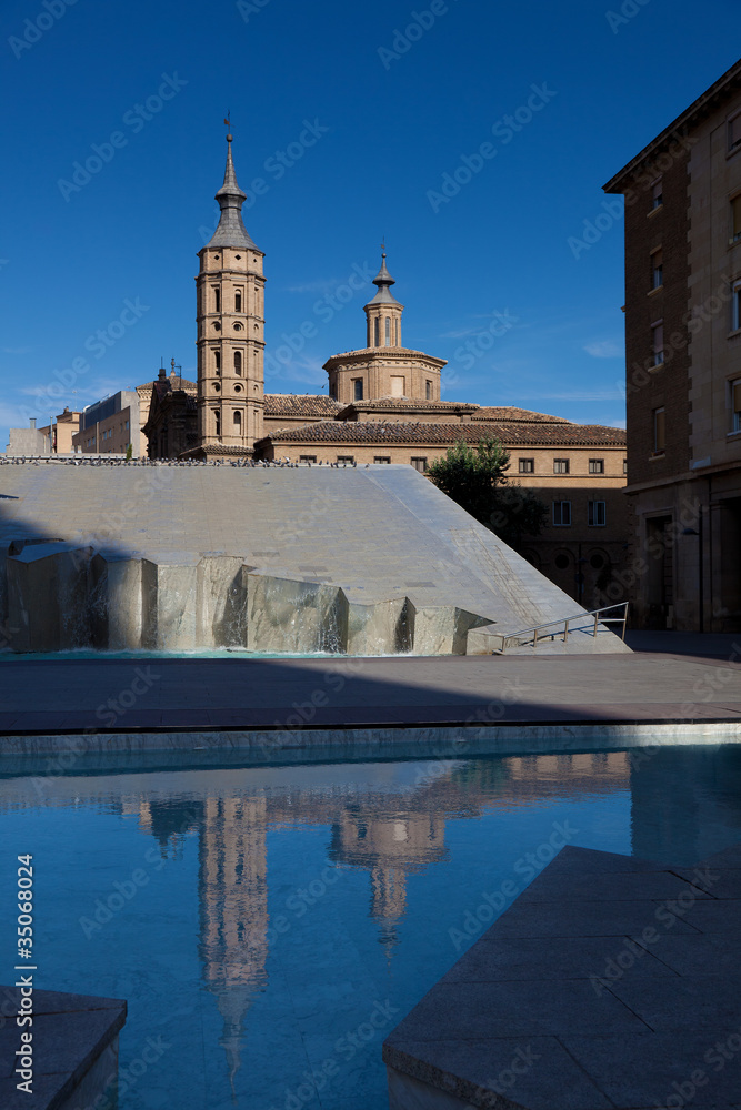 Obraz premium Iglesia en Zaragoza, España