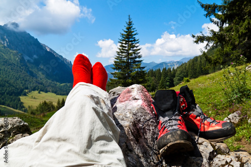 Wanderschuhe bei Wanderung in den Bergen photo