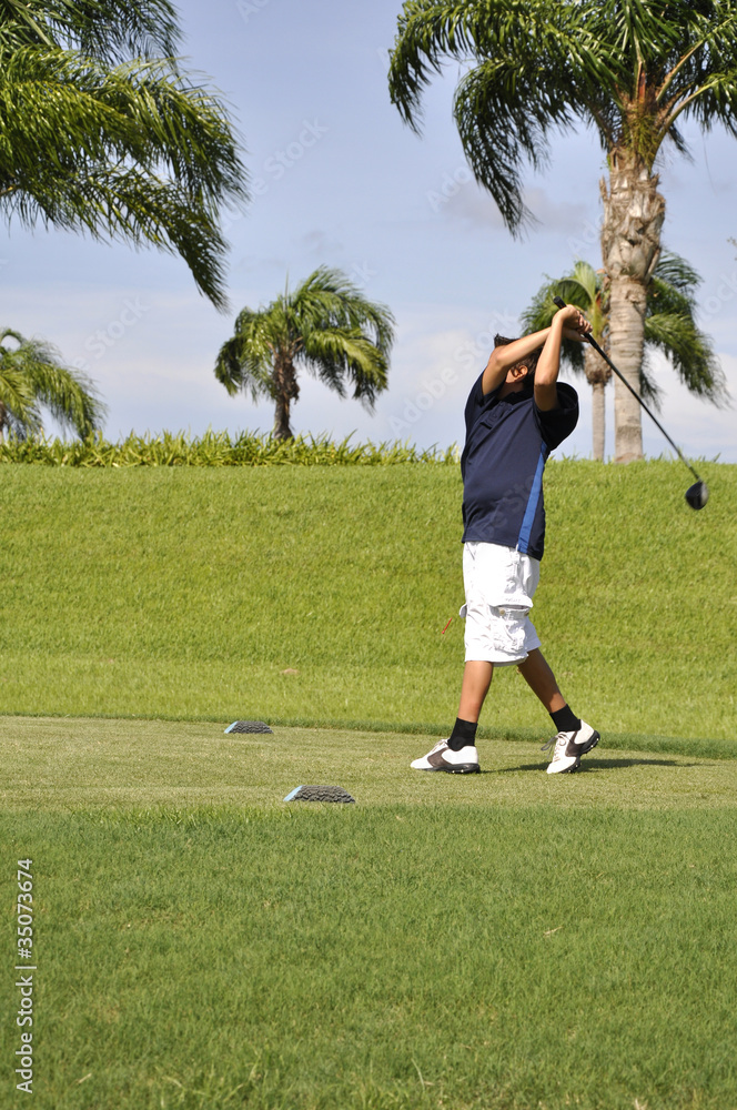 Obraz premium preteen golfing